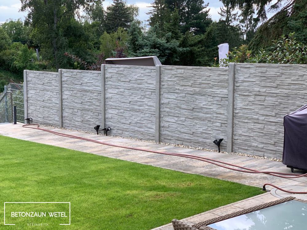 Sichtschutz im Garten mit Betonzäunen von Betonzaun Wetel