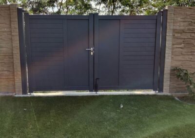 betonzaun und gartentor modern